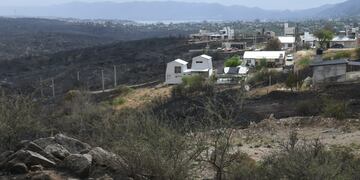 Guardia de cenizas en el sector conocido como "Solares de playas de oros" en Punilla.  (Ramiro Pereyra/ La Voz)