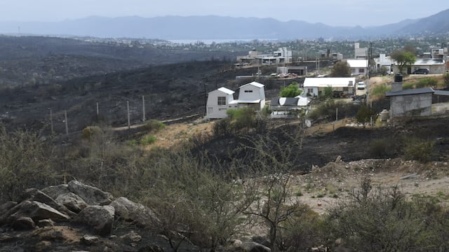 Guardia de cenizas en el sector conocido como "Solares de playas de oros" en Punilla.  (Ramiro Pereyra/ La Voz)