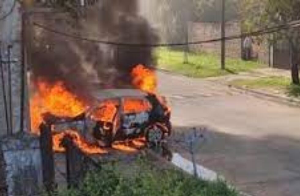San Fernando: prendió fuego el auto de su ex con su hija de tres años en brazos