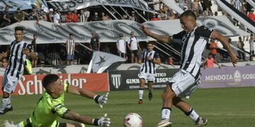 El arquero de Belgrano, Nahuel Losada, fue la gran figura del partido. (Foto: Orlando Pelichotti)