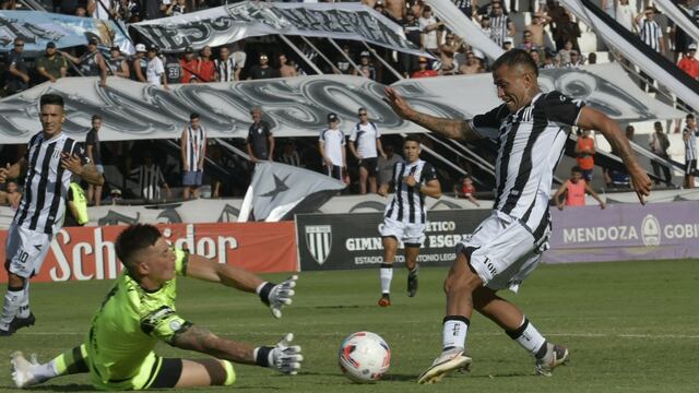 El arquero de Belgrano, Nahuel Losada, fue la gran figura del partido. (Foto: Orlando Pelichotti)