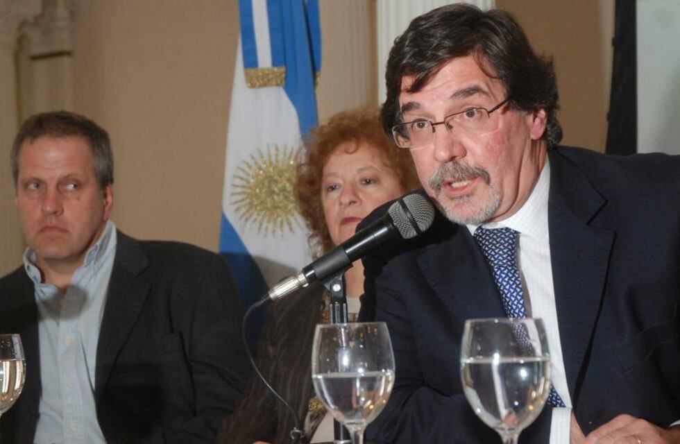 Un ministro de Educación contradijo al Presidente: “Pagan ganancias un grupo reducido de docentes”