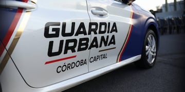 Fotografiaron a un policía durmiendo en un móvil de la Guardia Urbana. (Municipalidad de Córdoba)