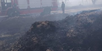Bomberos combaten el fuego en la fábrica militar de la ciudad.
