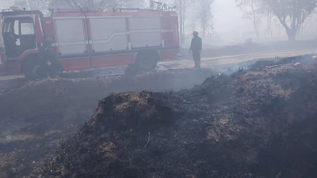 Bomberos combaten el fuego en la fábrica militar de la ciudad.