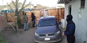 Entraron a robar a un hombre de Chubut, los delató una huella y tuvieron que pagarle a la víctima 100 mil pesos.