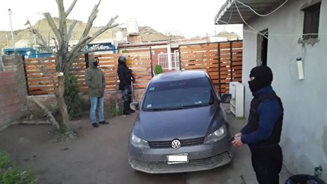 Entraron a robar a un hombre de Chubut, los delató una huella y tuvieron que pagarle a la víctima 100 mil pesos.