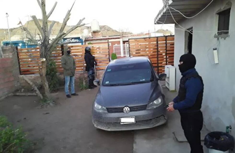Entraron a robarle a un hombre en Chubut, fueron descubiertos y tuvieron que pagarle $100.000 a la víctima