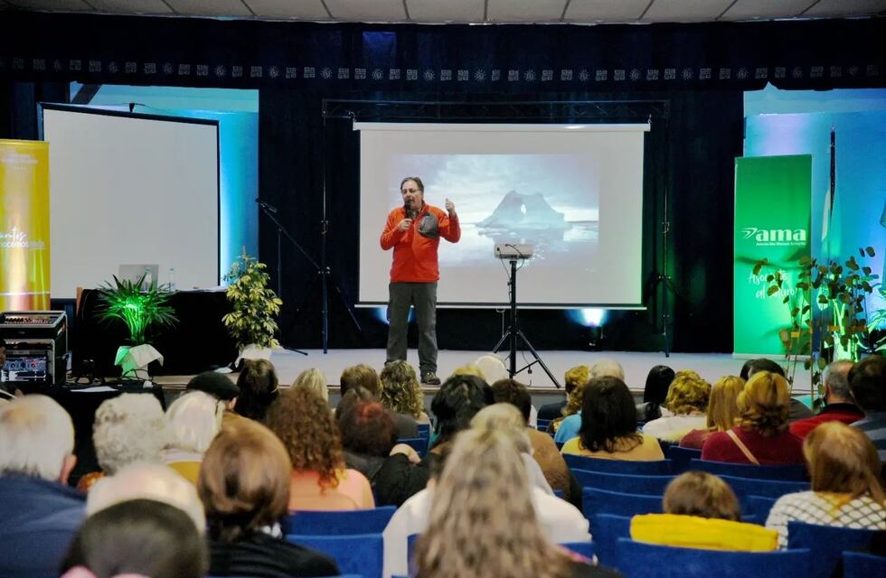 En un teatrillo completo brindó una charla el Maestro Grimoldi por el Día del Ambiente