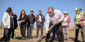 El intendente de Villa Mercedes, Maximiliano Frontera junto a la secretaria de Medio Ambiente y Parques de la Provincia de San Luis, Natalia Spinuzza durante la forestación. Gentileza El Diario
