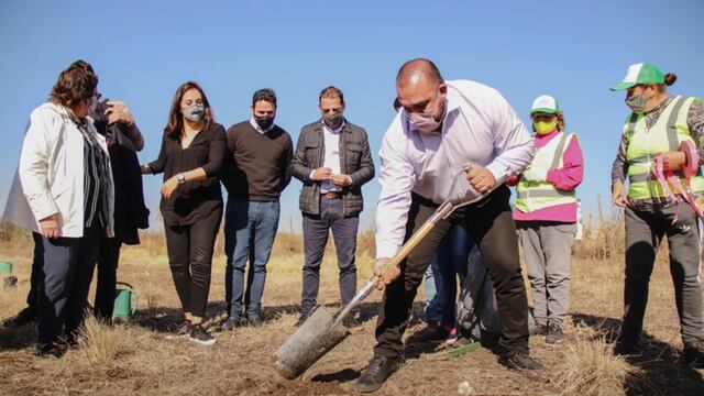 El intendente de Villa Mercedes, Maximiliano Frontera junto a la secretaria de Medio Ambiente y Parques de la Provincia de San Luis, Natalia Spinuzza durante la forestación. Gentileza El Diario