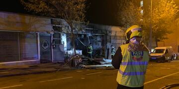 Los bomberos trabajando en el bar derruido por la pareja que lo hizo explotar.