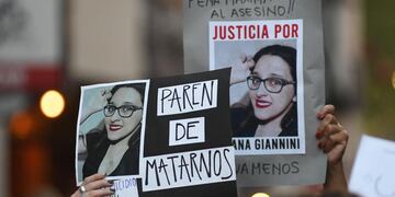 Marchan pidiendo justicia por el femicidio de Oriana Gianinni en Río Cuarto. de negro, la mamá de Oriana. (Tomy Fragueiro)