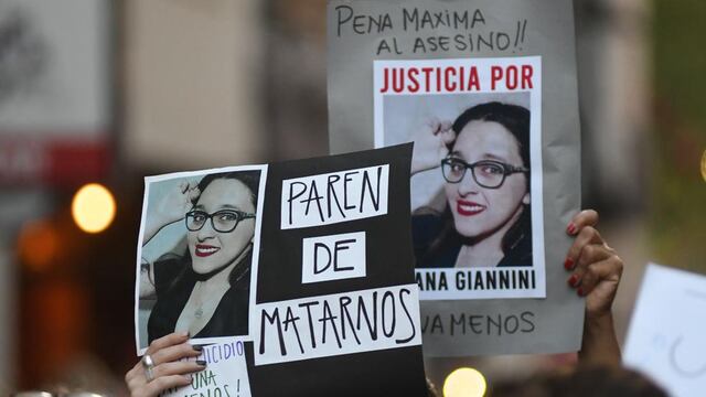 Marchan pidiendo justicia por el femicidio de Oriana Gianinni en Río Cuarto. de negro, la mamá de Oriana. (Tomy Fragueiro)