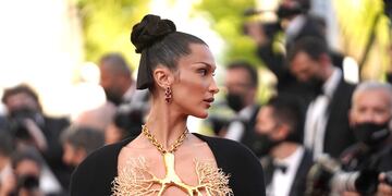 Bella Hadid enamoró a sus seguidores con una impactante microbikini roja de tiras