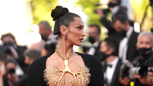 Bella Hadid enamoró a sus seguidores con una impactante microbikini roja de tiras
