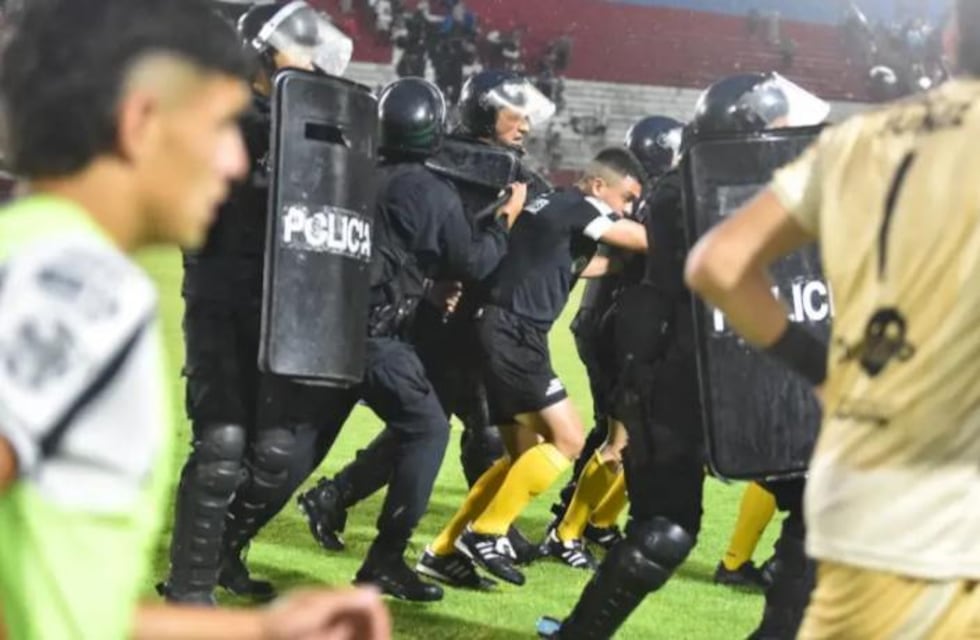 Polémica por incidentes en la final del fútbol tucumano