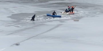 Los niños jugaban en el Dique San José, sobre las aguas congeladas.