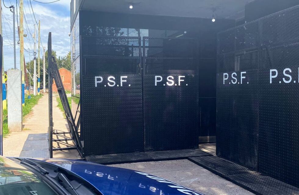 Insólito: tres comisarías de Rosario fueron valladas ante el temor de ser blanco de nuevas balaceras