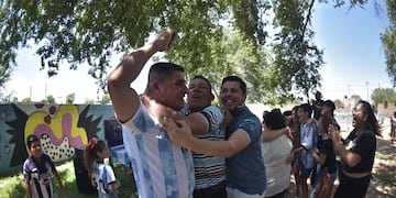 Barrio Villa Rivadavia y el aguante a Cristian "Cuti" Romero en la final del Mundial Qatar 2022. (Facundo Luque / La Voz)
