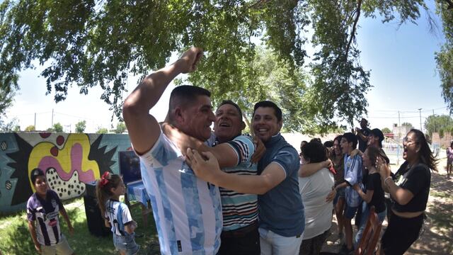 Barrio Villa Rivadavia y el aguante a Cristian "Cuti" Romero en la final del Mundial Qatar 2022. (Facundo Luque / La Voz)