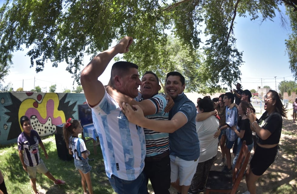 La familia del Cuti Romero y su grito de gloria desde la plaza de su barrio en Córdoba