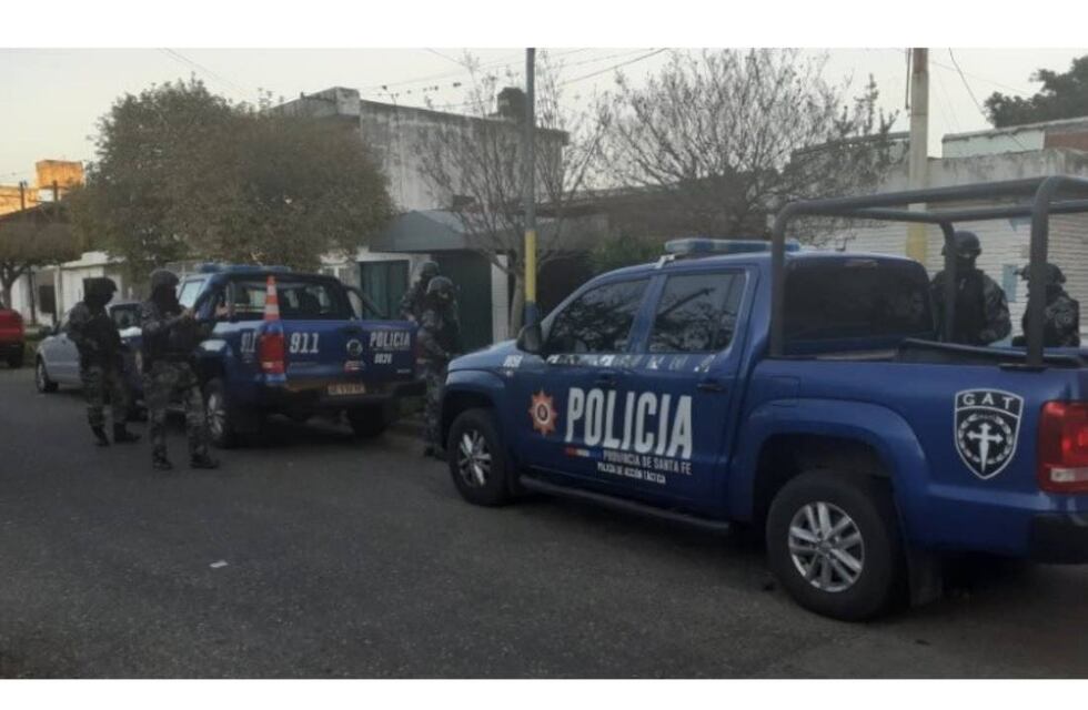 Realizaron más de 20 allanamientos y requisas en Rosario por balaceras y usurpaciones