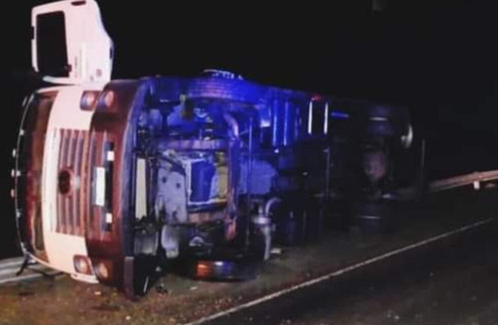Por el estado de la ruta, un camión despistó y volcó a la altura del paraje Lemarchand