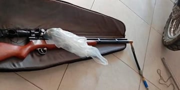 Un hombre murió mientras manipulaba un rifle de aire comprimido.