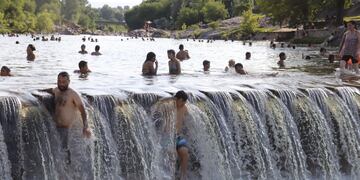 Vacaciones con altas temperaturas en el comienzo del verano. Balneario El Fantasio Carlos Paz. Foto Yanina Bouche