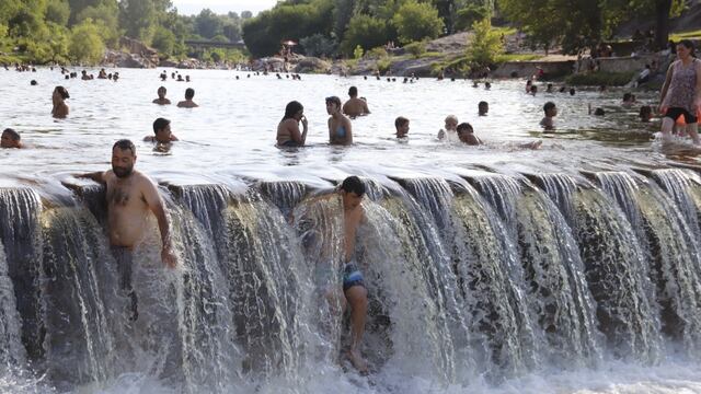 Vacaciones con altas temperaturas en el comienzo del verano. Balneario El Fantasio Carlos Paz. Foto Yanina Bouche