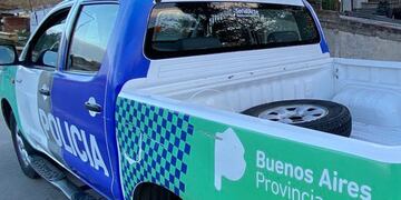 La Policía bonaerense fue atacada por vecinos y familiares del criminal, haciendo que éste huyera pero con las esposas puestas. Foto: Clarín/JMFoglia).