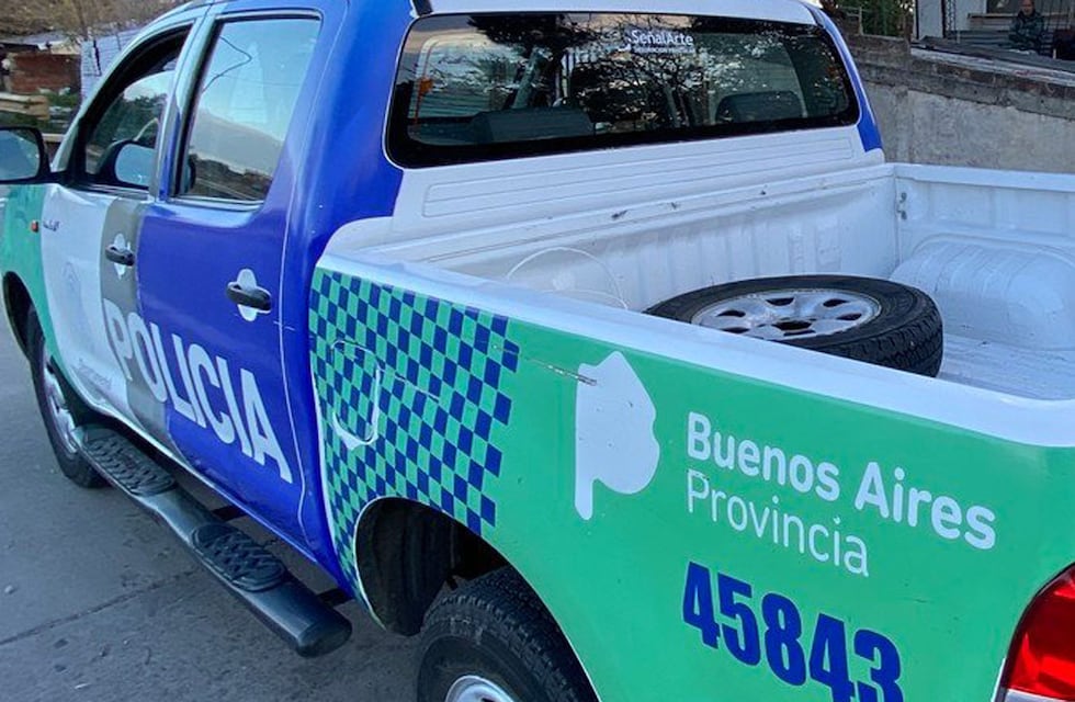 Violó la prisión domiciliaria y cuando la Policía fue a arrestarlo, los atacaron los vecinos e hicieron que huyera esposado
