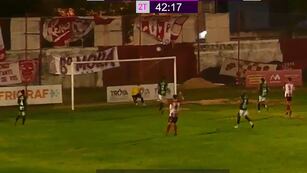 Quiróz, en el borde izquierdo ya cabeceó: la pelota está entrando y Alfano ya celebra