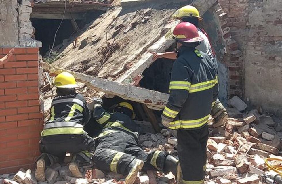 Bomberos rescatan a un obrero que quedó debajo de escombros