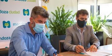 El intendente de la Ciudad de Mendoza, Ulpiano Suárez firma las actas de inicio de obras del Proyecto Integral barrio La Favorita. Gentileza MCM