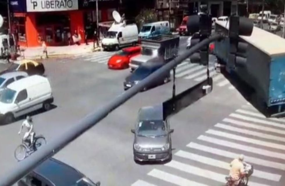 En Flores un camión dobló en contramano, chocó a dos camionetas y a un ciclista