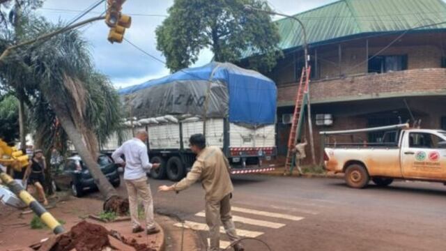 Oberá: camión enganchó parte del cableado eléctrico y provocó fallas en el servicio.