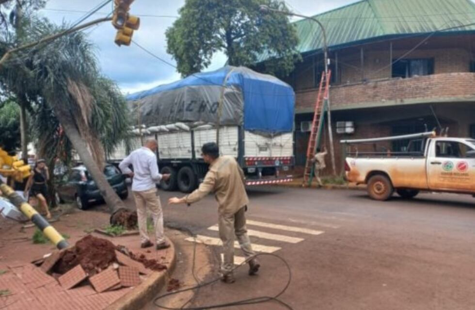 Oberá: camión enganchó parte del cableado eléctrico y provocó fallas en el servicio