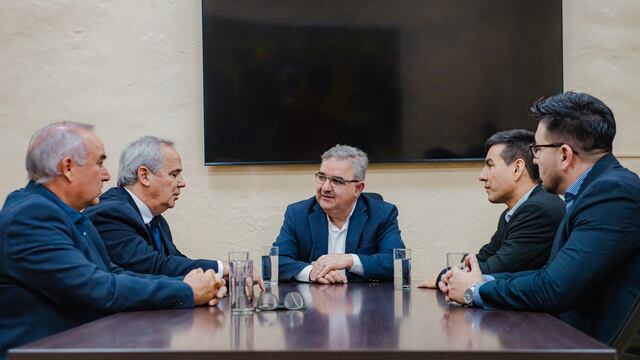 Jalil junto a representantes de la Federación Económica.