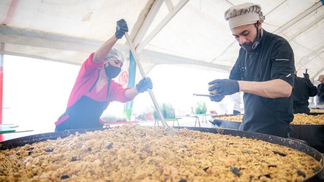 Ls festejos centrales de Ushuaia incluyeron la gran paella popular de la que miles de vecinos y vecinas disfrutaron luego del tradicional desfile con participación record de instituciones y organizaciones.