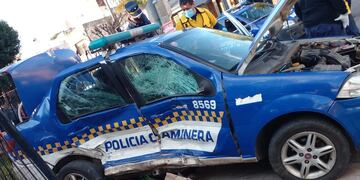 Impresionante accidente. Los policías que conducían el vehículo debieron ser trasladados al Policlínico Policial.