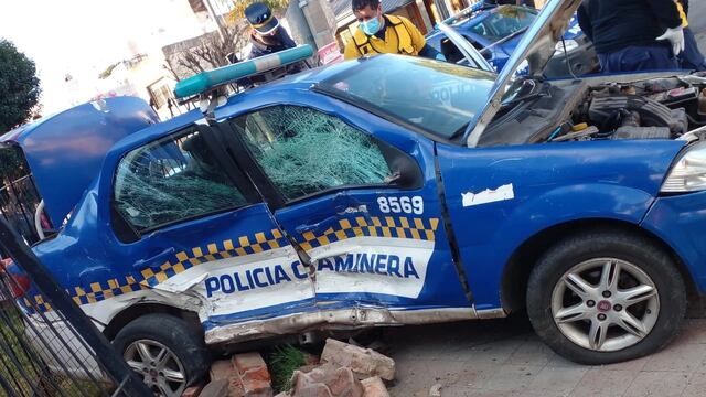 Impresionante accidente. Los policías que conducían el vehículo debieron ser trasladados al Policlínico Policial.