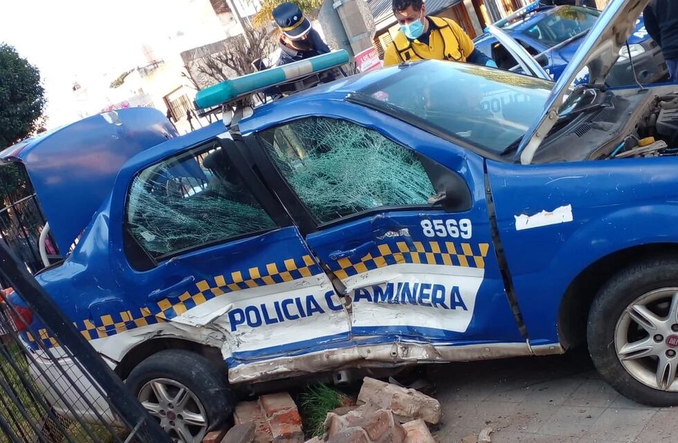 Impresionante accidente en Córdoba, entre un patrullero y una camioneta