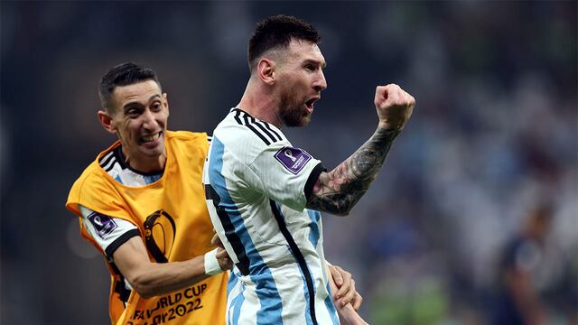 Lusail (Qatar), 18/12/2022.- Lionel Messi of Argentina celebrates with Angel Di Maria (L) after scoring the 3-2 during the FIFA World Cup 2022 Final between Argentina and France at Lusail stadium, Lusail, Qatar, 18 December 2022. (Mundial de Fútbol, Francia, Estados Unidos, Catar) EFE/EPA/Tolga Bozoglu