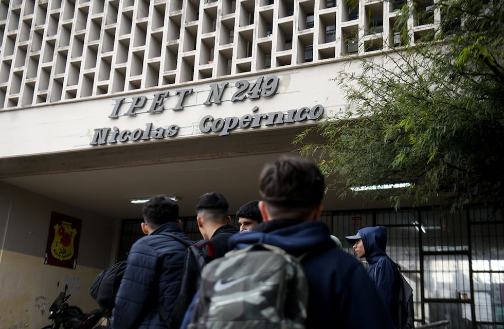 Imputaron al padre que ingresó a una escuela de Córdoba y golpeó a cinco compañeros de su hija