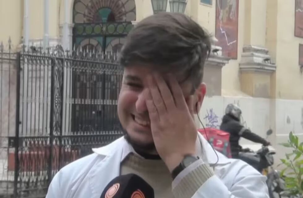 “Costó, pero acá está”: se recibió de médico en Córdoba y le contó a su mamá en un móvil de televisión