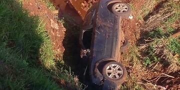 El auto, con valor millonario, fue abandonado luego del siniestro.