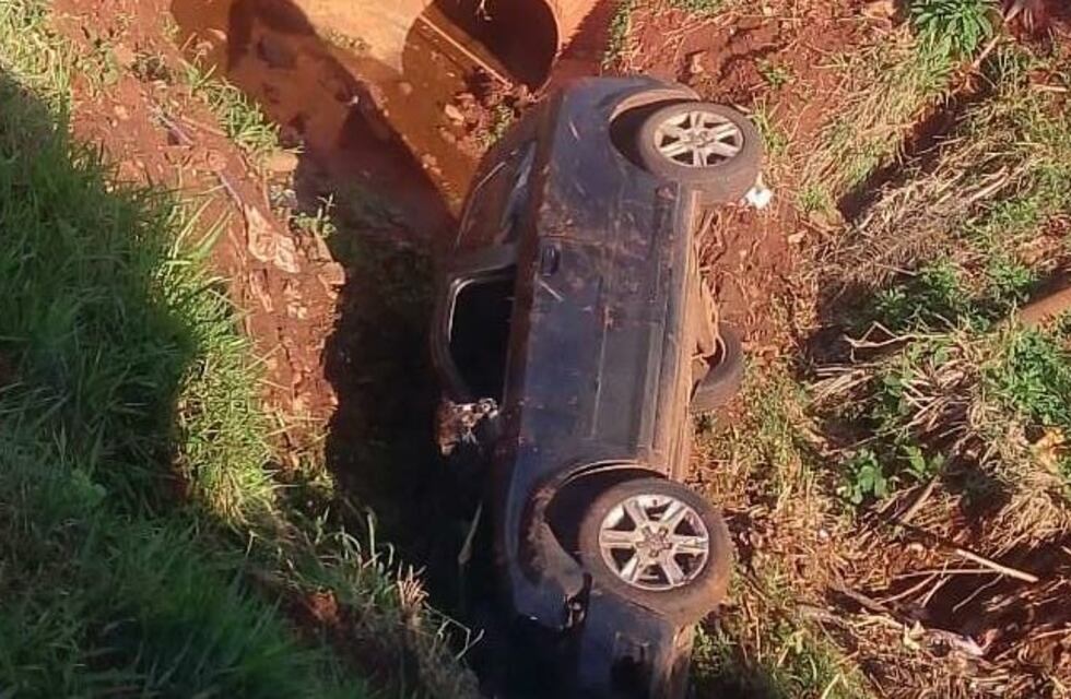Cayó en iguazú un Audi A3 a un profundo zanjón y fue abandonado