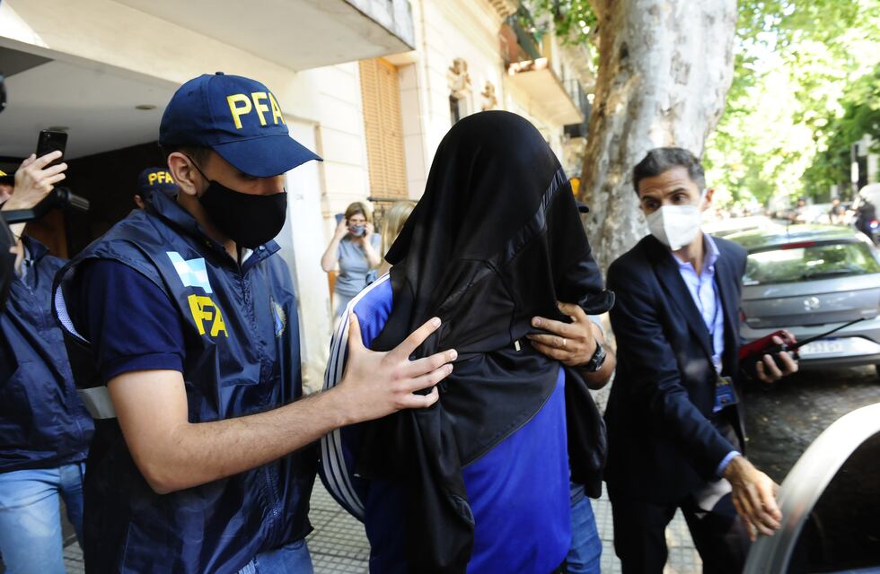 Ataque con bombas molotov a Clarín: quiénes son los dos prófugos con captura internacional